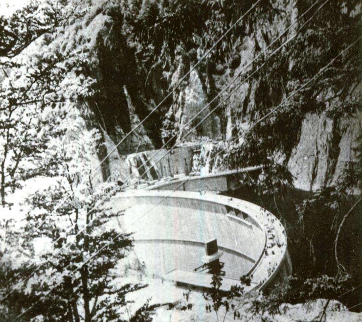 Barajul hidrocentralei de pe Argeş.(1970)