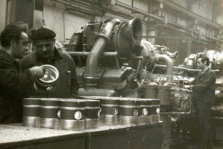 Aspect din interiorul unei secţii a Intreprinderii 23 August – Bucureşti.(1976)
