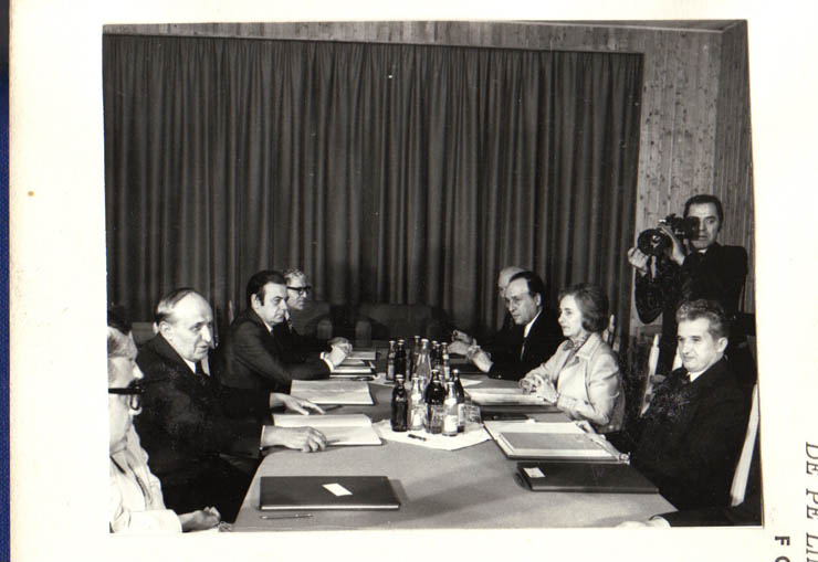Nicolae Ceauşescu, secretar general al P.C.R, preşedintele R.S.R, a efectuat în R.P. Bulgaria o vizită de prietenie, la invitaţia lui Todor Jivkov, prim-secretar al C.C. al P.C.Bulgar, preşedintele Consiliului de Stat al R.P.Bulgaria. Aspect din timpul convorbirilor oficiale (16.II.).  (15-17.II. 1979).