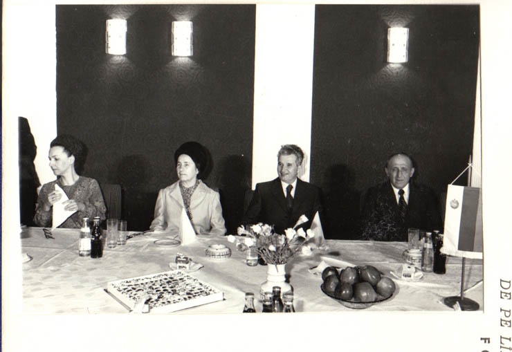 Vizita oficială efectuată de preşedintele Nicolae Ceauşescu şi de Elena Ceauşescu în R.P.Bulgaria, la invitaţia lui Todor Jivkov, prim-secretar al C.C. al P.C.Bulgar, preşedintele Consiliului de Stat al R.P.Bulgaria. La întreprinderea de antibiotice din Razgrad. (15.II.). (15-17.II. 1979).