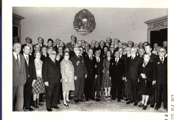 Aspect după decorarea, în cadrul unei festivităţi organizate la Palatul Republicii, cu înalte distincţii oferite prin decret prezidenţial unor vechi militanţi, cu prilejul împlinirii vârstei de 70, 75, 80, 85 sau 90 de ani. (22.II. 1979).