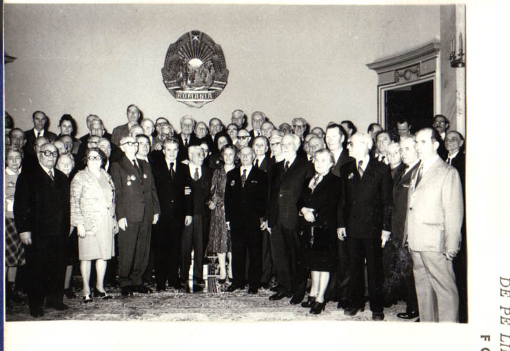Nicolae Ceauşescu, secretar general al P.C.R, preşedintele R.S.R,, a înmânat, în cadrul unei festivităţi organizate la Palatul Republicii, înalte distincţii oferite prin decret prezidenţial unor vechi militanţi, cu prilejul împlinirii vârstei de 70, 75, 80, 85 sau 90 de ani. Aspect după decorare. (22.II. 1979).