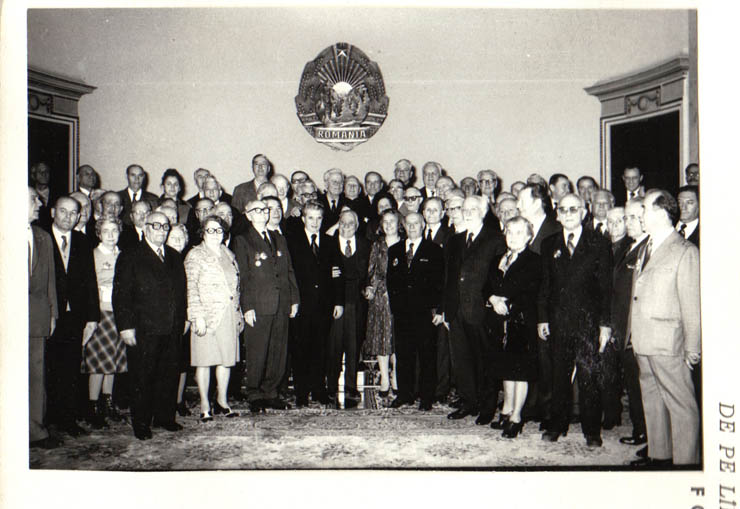 Aspect după decorarea, în cadrul unei festivităţi organizate la Palatul Republicii, cu înalte distincţii oferite prin decret prezidenţial unor vechi militanţi, cu prilejul împlinirii vârstei de 70, 75, 80, 85 sau 90 de ani. 