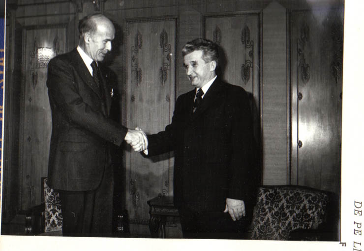 Preşedintele Republicii Franceze, Valery  Giscard d’ Estaing, care efectuează o vizită oficială în România, mulţumeşte preşedintelui Nicolae Ceauşescu pentru conferirea Ordinului „Steaua Republicii Socialiste România” cl. I. (8.III.).  (8-10.III.1979).