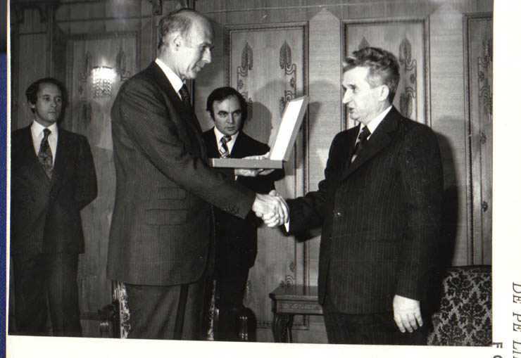 Aspect de la conferirea de către preşedintele Nicolae Ceauşescu a Ordinului „Steaua Republicii Socialiste România” cl. I, preşedintelui Republicii Franceze, Valery  Giscard d’ Estaing, care efectuează o vizită oficială în ţara noastră. (8.III.). (8-10.III.1979).