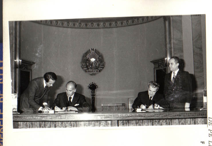 La invitaţia preşedintelui Nicolae Ceauşescu, preşedintele Republicii Franceze, Valery  Giscard 
d’ Estaing a făcut, între 8-10 martie 1979, o vizită oficială în România. Ceremonia semnării Declaraţiei comune (10.III.). (8-10.III.1979).
