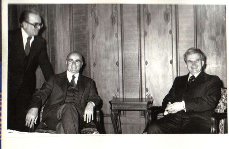 La invitaţia preşedintelui Nicolae Ceauşescu şi a primului ministru al guvernului român, Manea Mănescu, primul ministru al Republicii Elene, Constantin Caramanlis, a făcut, în perioada 18-20.III.1979, o vizită oficială în ţara noastră. (18-20.III.1979).
