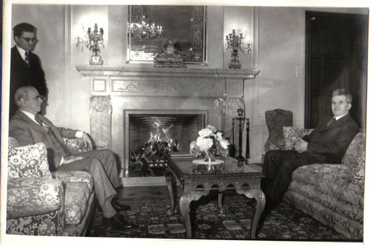 Convorbiri dintre preşedintele Nicolae Ceauşescu şi primul ministru al Republicii Elene, Constantin Caramanlis, care la invitaţia preşedintelui şi a primului ministru al guvernului român, a efectuat în perioada 18-20.III.1979, o vizită oficială în ţara noastră. (20.III.).(18-20.III.1979).