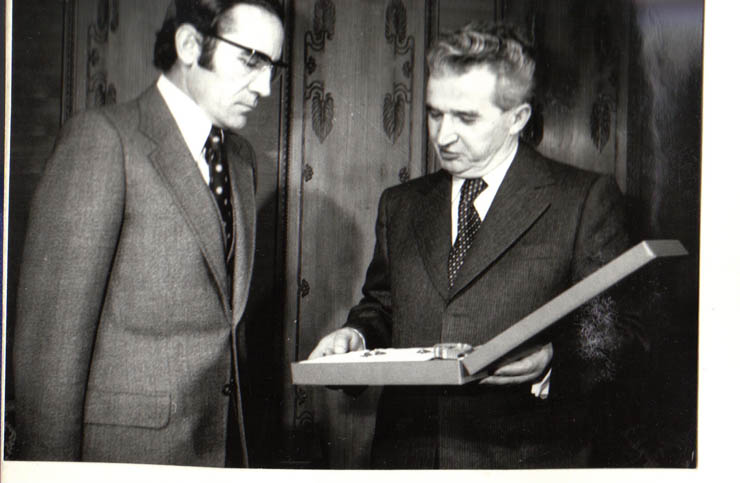 Preşedintele Nicolae Ceauşescu înmânează preşedintelui Republicii Portugheze, generalul Antonio dos Santos Ramalho Eanes, cu prilejul vizitei oficiale pe care o efectuează în România, Ordinul „Steaua Republicii Socialiste România” cl. I. (22.III.). (20-23.III.1979).