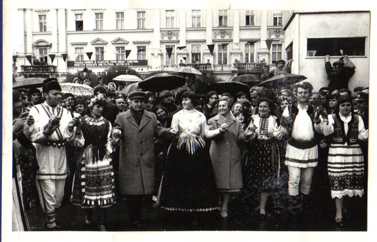 Vizita de lucru a lui Nicolae Ceauşescu, secretar general al P.C.R, preşedinte al R.S.R., în judeţul Arad, unde va participa la sărbătorirea împlinirii a 2.000 de ani de la întemeierea cetăţii dacice Ziridava şi a 950 de ani de la prima menţiune documentară a municipiului Arad. Hora frăţiei şi unităţii în marea piaţă a municipiului. (27-28.III.1979).
