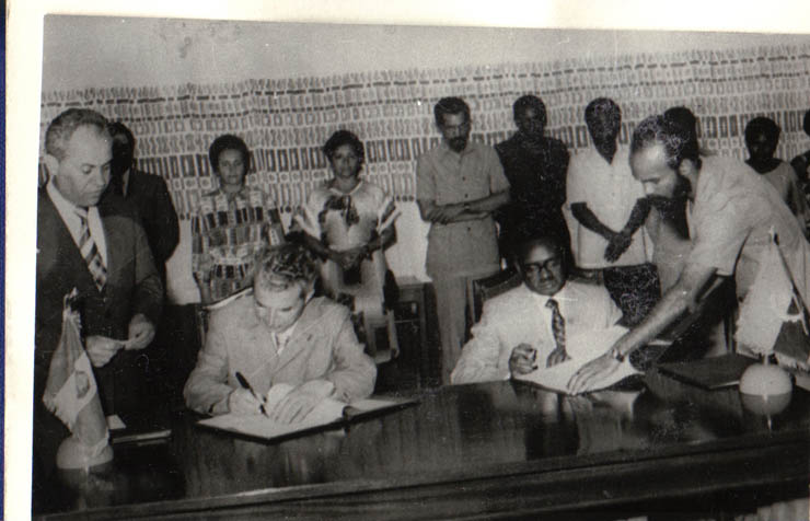 La invitaţia lui Agostinho Neto, preşedintele Republicii Populare Angola, preşedintele Nicolae Ceauşescu împreună cu Elena Ceauşescu au făcut, între 12-14. IV.1979, o vizită oficială în Angola. Aspect de la solemnitateaa semnării documentelor oficiale româno-angoleze. (12-14.IV.1979).