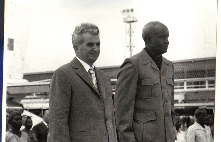 Nicolae Ceauşescu, , secretar general al P.C.R, preşedinte al R.S.R. şi Elena Ceauşescu au sosit, în ziua de 15 aprilie 1979, la Lusaka, unde efectuează o vizită oficială de prietenie, la invitaţia preşedintelui Republicii Zambia, dr. Kenneth David Kaunda, şi a doamnei Betty Kaunda. (15-17.IV.1979).