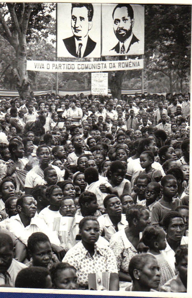 Aspect de la Adunarea populară din oraşul Maputo, ce a avut loc cu ocazia vizitei oficiale a lui Nicolae Ceauşescu împreună cu Elena Ceauşescu în R.P. Mozambic, la invitaţia preşdintelui Frelimo, Samora Moises Machel şi a şoţiei sale, Graqa Machel. (18-21.IV.1979).