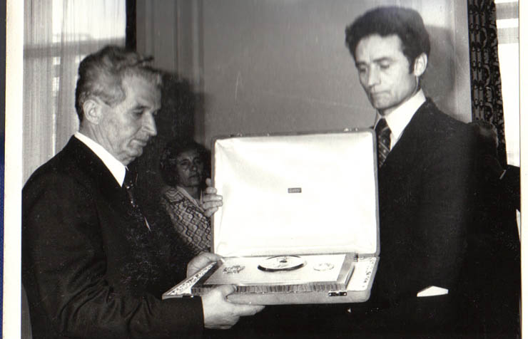 Aspect de la solemnitatea înmânării preşedintelui Nicolae Ceauşescu  din partea căpitanilor regenţi şi a Consiliului Mare şi General al Republicii San Marino, a unei plachete de aur cu efigia şefului statului român, în semn de omagiu pentru activitatea consacrată păcii, dezarmării, securităţii internaţionale, colaborării şi rieteniei între popoare. (27.IV.1979.)