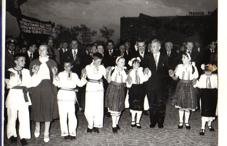 Sărbătorirea zilei de 1 Mai. La ieşirea din Palatul Sporturilor şi Culturii, conducători de partid şi de stat prinşi în hora entuziastă a copiilor şi tineretului. 1.V.1979).