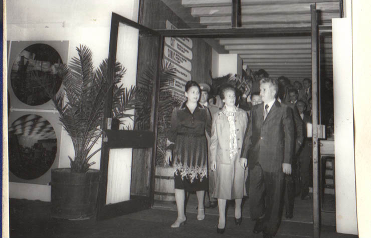 În prezenţa conducătorilor de partid şi de stat, la 4 mai 1979, s-a deschis oficial Târgul internaţional de primăvară şi Salonul internaţional al chimiei, organizate în cadrul Complexului expoziţional din Piaţa Scânteii. Secvenţă de la vizitarea pavilionului industriei uşoare.(4.V.1979).