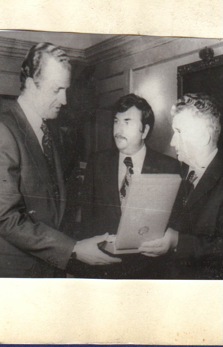 Cu prilejul vizitei oficiale de stat pe care o întreprinde în Spania, preşedintele Nicolae Ceauşescu înmânează regelui Juan Carlos I Ordinul „Steaua Republicii Socialiste România”, cl. I. (21.V.1979). (21-25.V.1979).