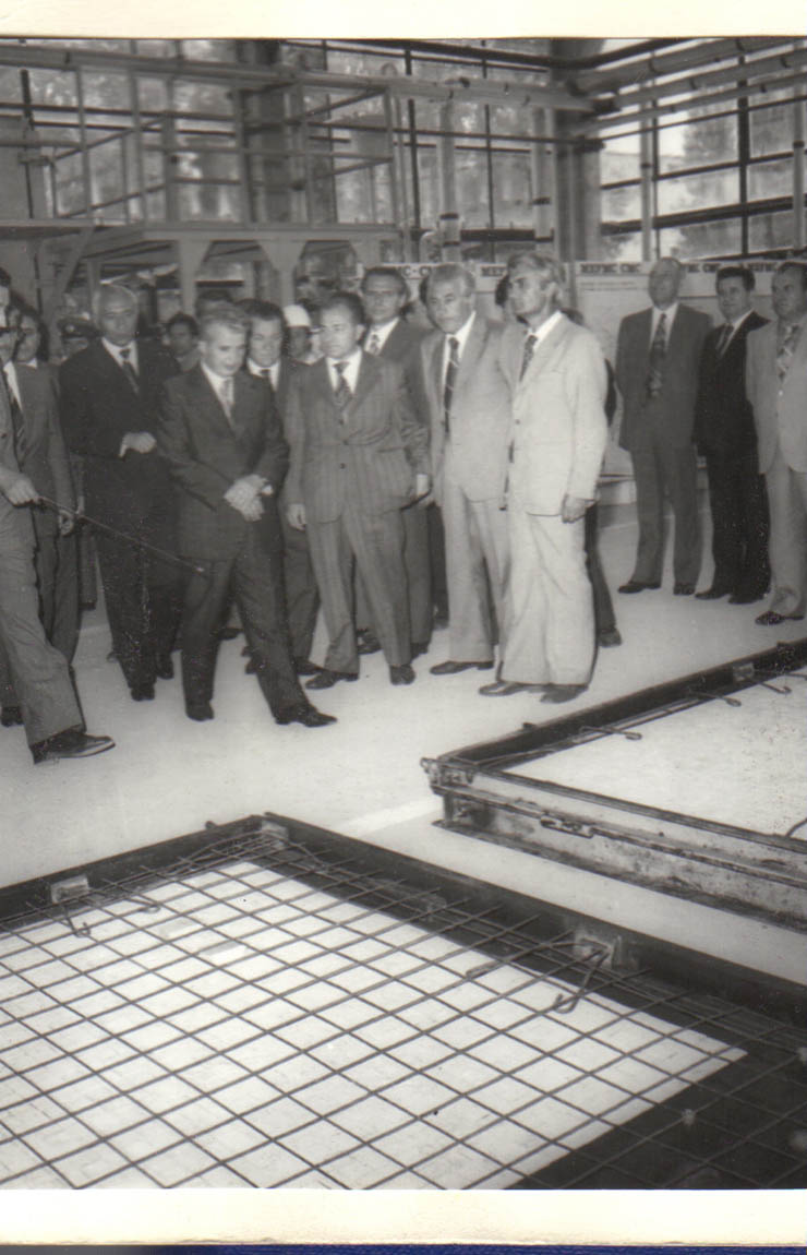 Secvenţă din timpul vizitei de lucru pe platforma industrială Militară, la Fabrica de prefabricate pentru locuinţe. (31.V.1979).