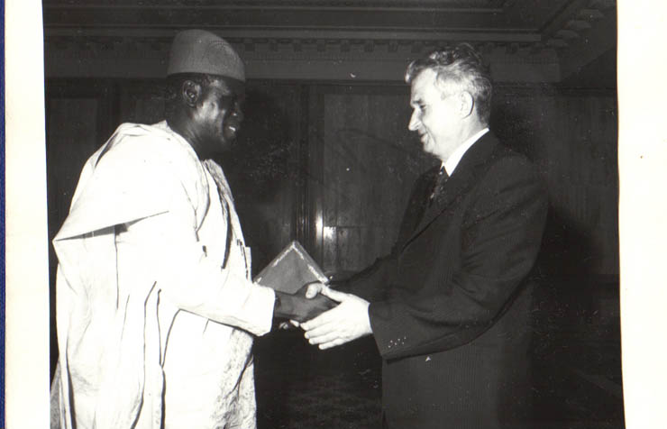 Preşedintele Nicolae Ceauşescu a primit pe ministrul afacerilor externe şi cooperării al Republicii Mali, Alïoune Blondin Beye, care face o vizită oficială de prietenie în ţara noastră. A participat Ştefan Andrei, ministrul afacerilor externe al R.S.România.(14.VI.1979).