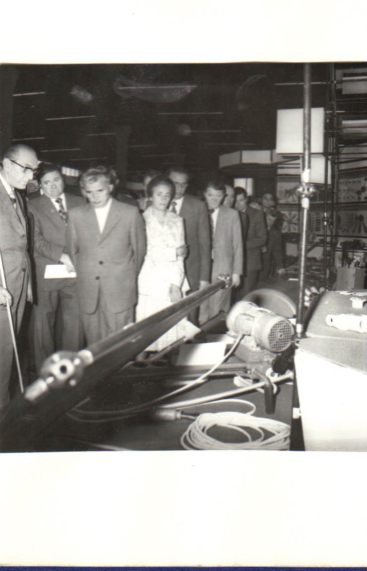 Imagine din timpul vizitei expoziţiei de la Complexul din Piaţa Scânteii unde, în prezenţa conducătorilor de partid şi de stat, au fost examinate măsurile şi soluţiile preconizate pentru reducerea consumurilor normate de materii prime, materiale, combustibili şi energie. (22.VI.1979).