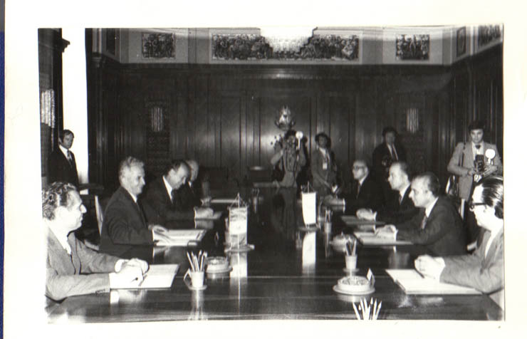 La invitaţia preşedintelui Nicolae Ceauşescu şi a Elenei Ceauşescu, preşedintele Republicii Cipru, Spyros Kyprianou, împreună cu doamna Mimi Kyprianou, a efectuat, între 23-26.VI.1979, o vizită de stat în România. În timpul convorbirilor oficiale de la Palatul Republicii. (23-26.VI.1979).