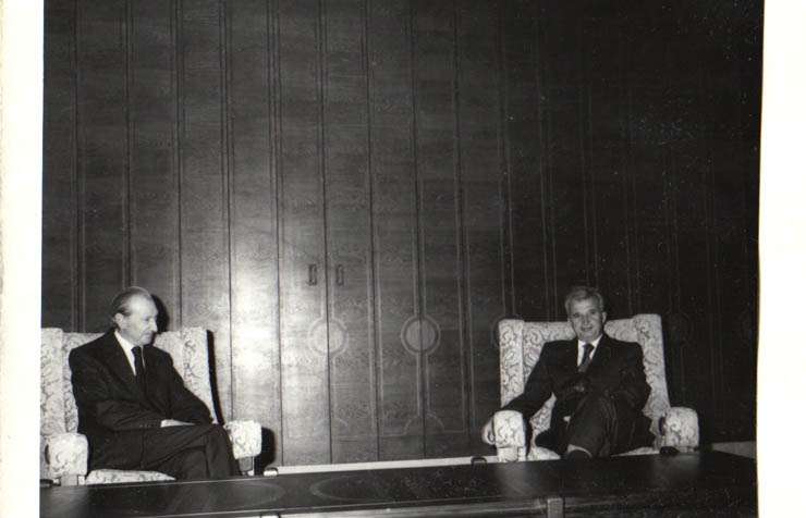 Preşedintele Nicolae Ceauşescu a primit în staţiunea Neptun pe Kurt Waldheim, secretar general al O.N.U. care, la invitaţia guvernului român, face o vizită oficială în ţara noastră. La întrevedere a participat Ştefan Andrei, ministrul afacerilor externe al României. (9.VII.1979).