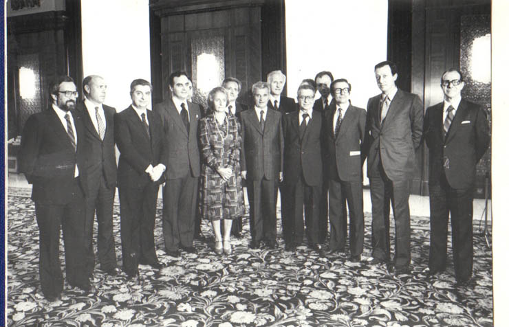 Aspect din timpul soleminităţii de la Palatul Republicii, a înmânării preşedintelui Nicolae Ceauşescu a Medaliei de aur cu plachetă a Institutului de relaţii internaţionale din Roma, „pentru marea contribuţie la promovarea păcii, bun universal al omului”, precum şi a medaliei jubiliare emisă de acelaşi institut cu prilejul celei de-a 35-a aniversări a eliberării României. Distincţii i-au fost înmânate şi Elenei Ceauşescu. (24.VII.1979).