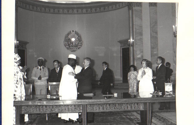 Vizita oficială în România a preşedintelui Republicii Populare Revoluţionare Guineea, Ahmed Sekou Toure, împreună cu soţia Andree Toure. Aspect de la semnarea documentelor oficiale româno-guineeze. (26-28.VII.1979).