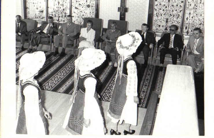 Preşedintele Nicolae Ceauşescu şi Elena Ceauşescu au primit, în staţiunea Neptun, pe membrii ansamblului folcloric „Mihai Eminescu” al comunităţii româneşti din Regina-Canada, care întreprinde un turneu artistic şi de documentare în ţara noastră, la                                                                                                                                                                                                                                                                                                                                                                                                                                                                                                                                                                                                                                              invitaţia Asociaţiei „România”. (7.VIII.1979).