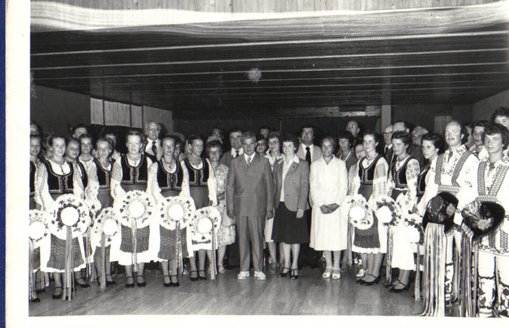 Preşedintele Nicolae Ceauşescu şi Elena Ceauşescu au primit, în staţiunea Neptun, pe membrii ansamblului folcloric „Mihai Eminescu” al comunităţii româneşti din Regina, provincia Saskatchewan di Canada, care întreprinde un turneu artistic şi de documentare în ţara noastră, la                                                                                                                                                                                                                                                                                                                                                                                                                                                                                                                                                                                                                                                                 invitaţia Asociaţiei „România”. (7.VIII.1979).