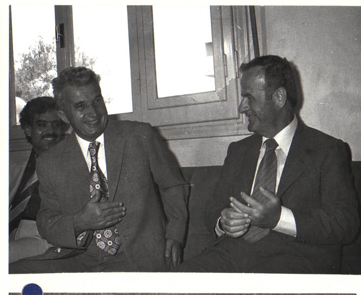 La invitaţia secretarului general al partidului Baas Arab Socialist, preşedintele Republicii Arabe Siriene, Hafez Al-Assad şi a soţiei sale, Anisse Al-Assad, Nicolae Ceauşescu, secretar general al P.C.R, preşedintele R.S.R. şi Elena Ceauşescu au întreprins, între 13-17. VIII.1979, o vizită în această ţară. Convorbiri între cei doi preşedinţi la Kuneitra. (14.VIII). (13-17.VIII.1979).