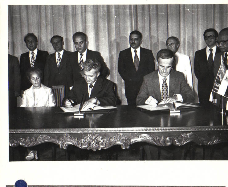 Aspect de la ceremonia semnării Comunicatului comun, cu prilejul vizitei oficiale pe care preşedintele Nicolae Ceauşescu şi Elena Ceauşescu au întreprins-o în  Republica Arabă Siriană, la invitaţia preşedintelui acestei ţări, Hafez Al-Assad. (17.VIII.1979).(13-17.VIII.1979).