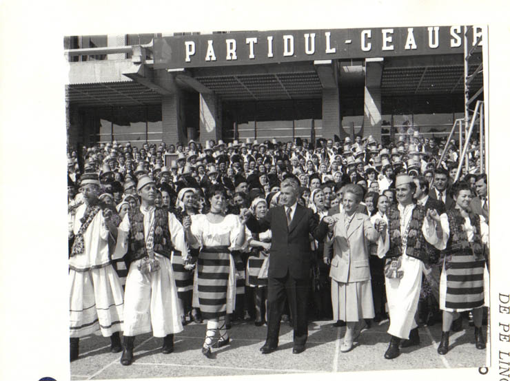 Tradiţionala horă românească, în municipiul Baia Mare, cu prilejul vizitei delucru întreprinsă de preşedintele Nicolae Ceauşescu şi Elena Ceauşescu în judeţul Maramureş. (17-18.IX.1979).