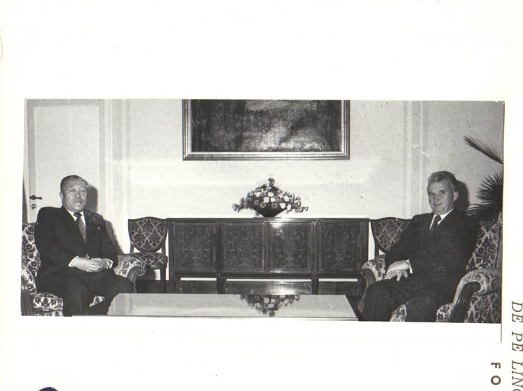 Nicolae Ceauşescu, secretar general al P.C.R., preşedintele R.S.R., a primit pe Li Giong Ok, premierul Consiliului Ad-tiv al Republicii Populare Democrate Coreene, care face o vizită de lucru în ţara noastră.(20.IX.1979).
