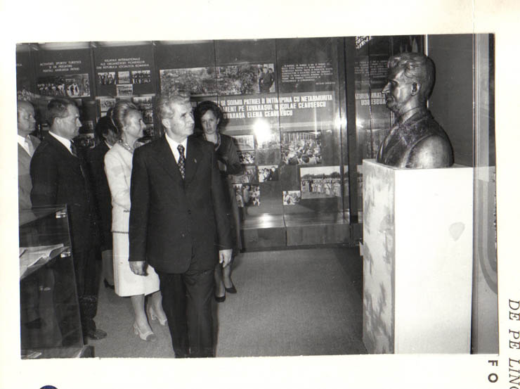 Nicolae Ceauşescu, secretar general al P.C.R., preşedintele R.S.R., cu Elena Ceauşescu au participat la festivităţile preilejuite de împlinirea a 400 ani de la atestarea documentară a localităţii Scorniceşti şi a vizitat unităţi economice şi culturale ale comunei. În vizită la muzeul de istorie al comunei Scorniceşti. (22.IX.1979).