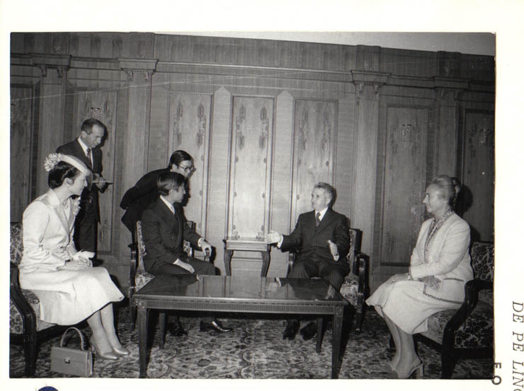 Preşedintele Nicolae Ceauşescu, împreună cu Elena Ceauşescu au primit pe prinţul moştenitor al Japoniei, Alteţa Sa Imperială Akihito, care, împreună cu Alteţa Sa Imperială prinţesa Michiko, face o vizită oficială în ţara noastră, în calitate de reprezentant al Majestăţii Sale, Hirokito, Împăratul Japoniei.(8.X.1979).