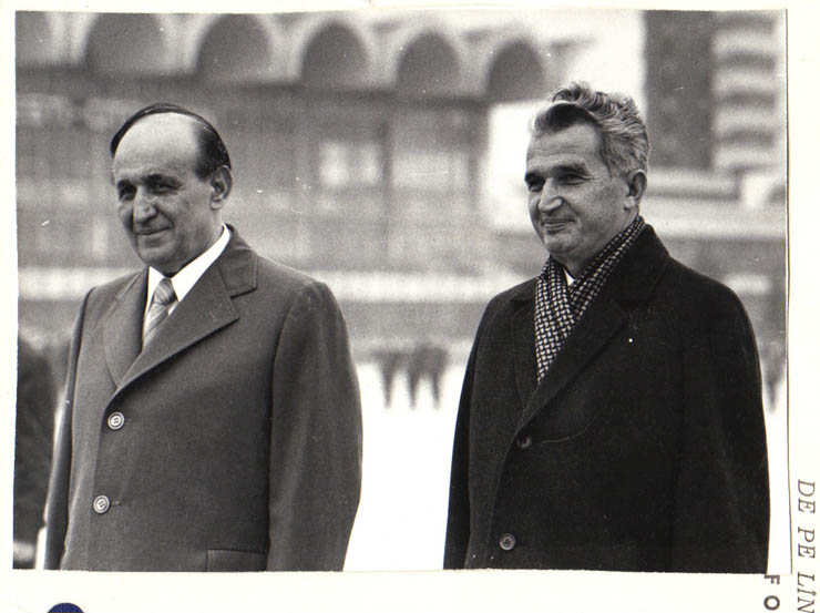 La invitaţia lui Nicolae Ceauşescu, secretar general al P.C.R., preşedintele R.S.R., în zilele de 18-20 octombrie 1979, Todor Jivkov, prim-secretar al C.C. al P.C. Bulgar, preşedintele Consiliului de Stat al R.P. Bulgaria, e efectuat o vizită oficială în ţara noastră. Aspect din timpul vizitei la Sinaia. (18-20.X.1979).