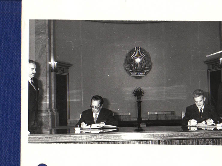 Aspect de la somenitatea semnării Declaraţiei comune româno-iugoslave ce a avut loc cu prilejul vizitei oficiale întreprinsă în România de preşedintele R.S.F. Iugoslavia, Iosip Broz Tito, la invitaţia preşedintelui Nicolae Ceauşescu. (2-4.XI.1979).
