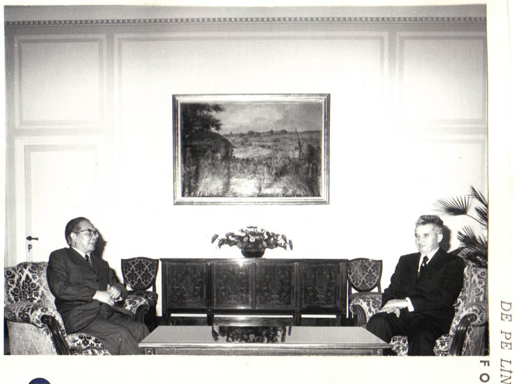 Nicolae Ceauşescu, secretar general al P.C.R., preşedintele R.S.R., a primit pe Huang Hua, ministrul afacerilor externe al R.P.Chineze, care a întreprins o vizită oficială în ţara noastră. La primire a luat parte  Ştefan Andrei, ministrul afacerilor externe al României. (12.XI.1979).