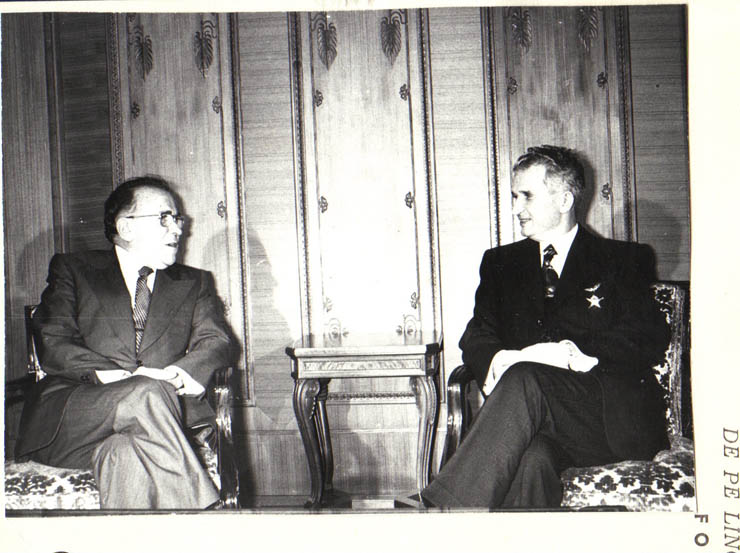 Nicolae Ceauşescu, secretar general al P.C.R., s-a întâlnit cu Santiago Carrillo, secretar generala al P.C. din Spania, conducătorul delegaţiei P.C. din Spania, la cel de-al XII-lea Congres al P.C.R. (19.XI.1979).