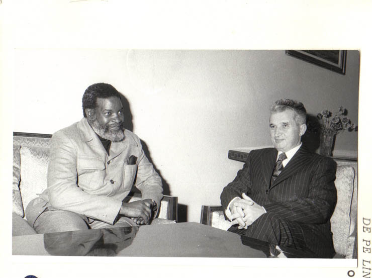 Nicolae Ceauşescu, secretar general al P.C.R., preşedintele R.S.R., a primit pe Sam Nujoma, preşedintele Organizaţiei Poporului din Africa de Sud-Vest (SWAPO), conducătorul delegaţiei SWAPO, care participă la lucrările celui de-al XII-lea Congres al P.C.R (20.XI.1979).