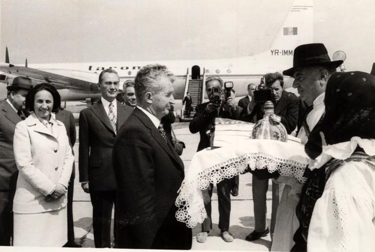 Vizita de lucru a lui Nicolae Ceauşescu, a Elenei Ceauşescu, a altor conducători de partid şi de stat, în judeţul Bihor. Sosirea la Oradea. (18 iunie 1976)