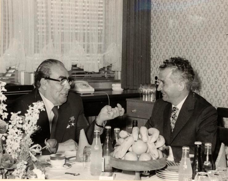 Întâlnirea dintre preşedintele României, Nicolae Ceauşescu, şi Leonid Ilici Brejnev, secretar general al C.C. al P.C.U.S., care a avut loc la Berlin, unde s-au desfăşurat lucrările Conferinţei partidelor comuniste şi muncitoreşti din Europa. (28-30 iunie 1976)