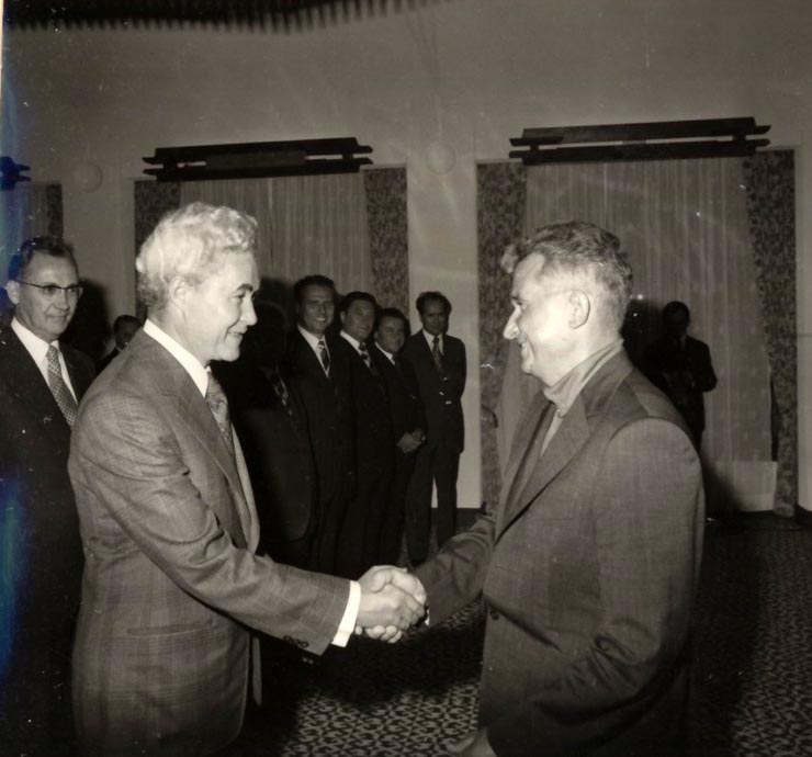 Solemnitatea decorării lui Virgil Trofin la împlinirea vârstei de 50 de ani. I s-a conferit ordinul „23 August”, cl. I. (24 iulie 1976)