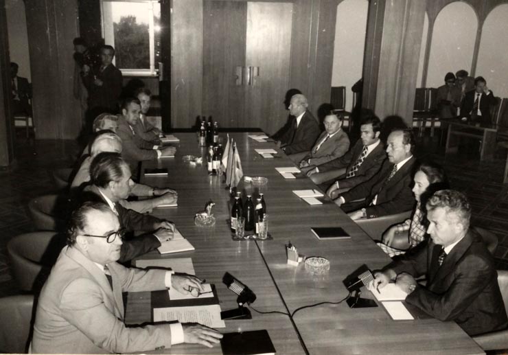 La invitaţia C.C. al P.C.u.S. de a petrece o parte din concediul de odihnă în Uniunea Sovietică, Nicolae Ceauşescu împreună cu Elena Ceauşescu, a sosit la Chişinău în cadrul unei vizite de prietenie în R.S.S. Moldovenească. Aspect din timpul convorbirilor ce au avut loc la sediul C.C. al P.C. din R.S.S. Moldovenească. (2-12 august 1976)