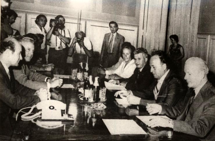 Aflat în Uniunea Sovietică, la invitaţia C.C. al P.C.U.S. pentru a-şi petrece o parte din concediul de odihnă, Nicolae Ceauşesc şi persoanele care îl însoţesc, au făcut o vizită de prietenie în R.S.S. Gruzia. Aspect din timpul convorbirilor de la C.C. al P.C. din Gruzia. (2-12 august 1976)