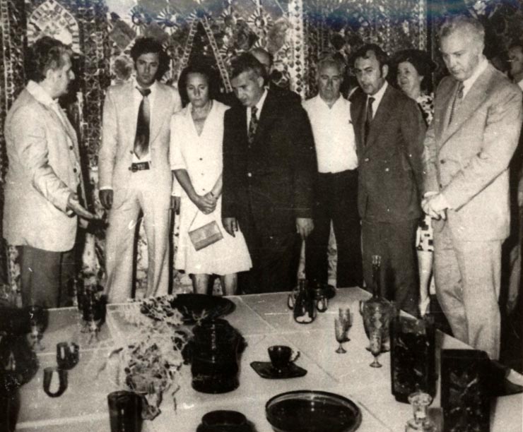 Aflat în Uniunea Sovietică, la invitaţia C.C. al P.C.U.S. pentru a-şi petrece o parte din concediul de odihnă, Nicolae Ceauşesc împreună cu Elena Ceauşescu şi persoanele care îl însoţesc, au făcut o vizită de prietenie în R.S.S. Gruzia. La Academia de Arte din Tbilisi. (2-12 august 1976)