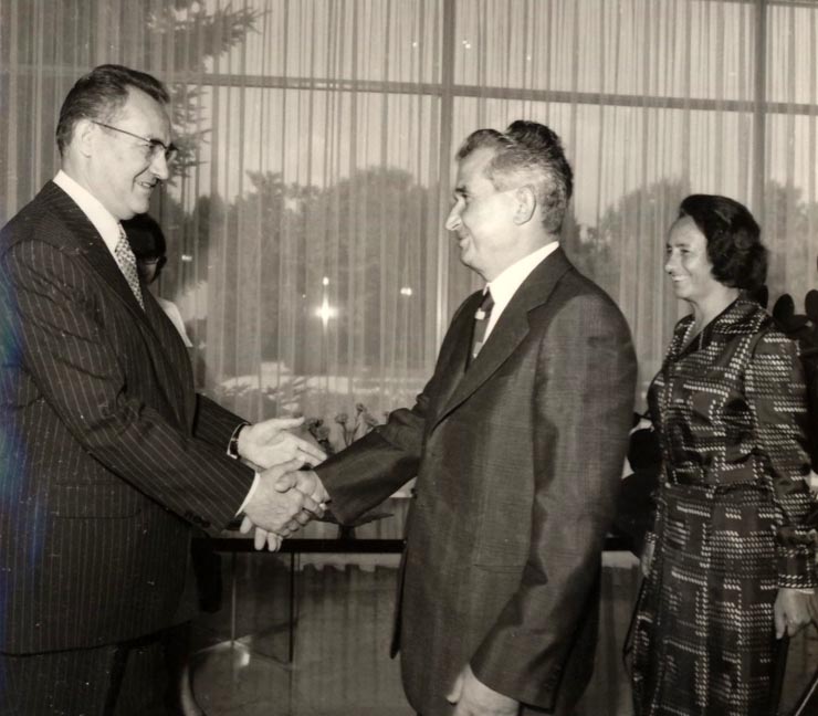 Nicolae Ceauşescu şi Elena Ceauşescu, la masa din data de 14 august 1976, felicită pe Manea Mănescu cu prilejul împlinirii vârstei de 60 de ani. (14 august 1976)