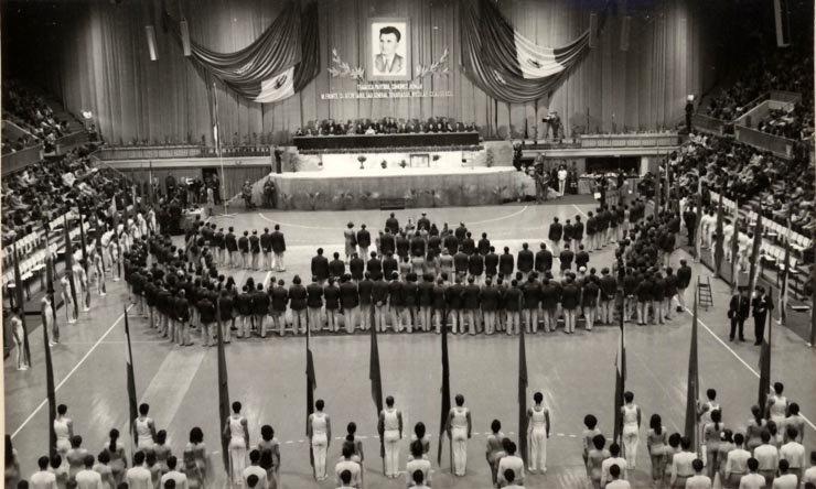 Sala Sporturilor şi Culturii din Capitală. Acordarea, de către Nicolae Ceauşescu, a unor înalte ordine şi medalii fruntaşilor sportivi la Jocurile Olimpice de la Montreal – 1976. Conferirea titlului de „Erou al Muncii Socialiste” şi Medalia de aur „Secera şi Ciocanul”, gimnastei Nadia Comăneci. (19 august 1976)