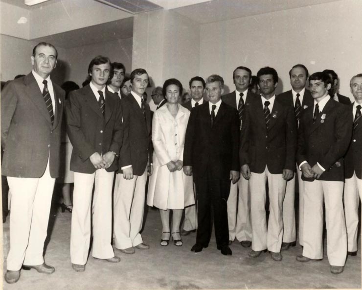 Sala Sporturilor şi Culturii din Capitală. Acordarea, de către Nicolae Ceauşescu, a unor înalte ordine şi medalii fruntaşilor sportivi la Jocurile Olimpice de la Montreal – 1976. Conferirea titlului de „Erou al Muncii Socialiste” şi Medalia de aur „Secera şi Ciocanul”, gimnastei Nadia Comăneci. (19 august 1976)